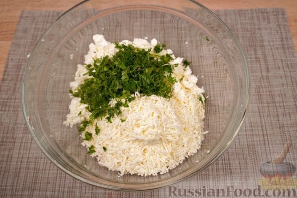 Кабачки, фаршированные творогом, брынзой и сладким перцем