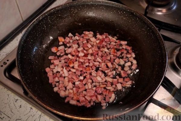 Тиропитакия (треугольнички из теста фило с сыром и беконом)