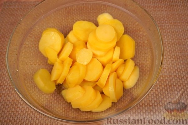 Картофельный салат с майонезно-сметанным соусом
