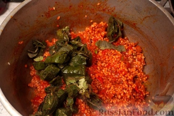 Пилав с виноградными листьями