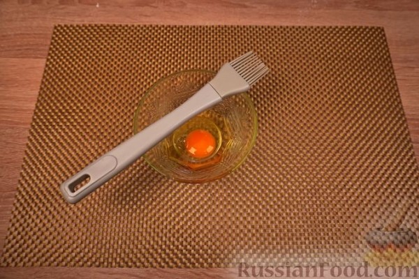 Тиропитакия (треугольнички из теста фило с сыром и беконом)