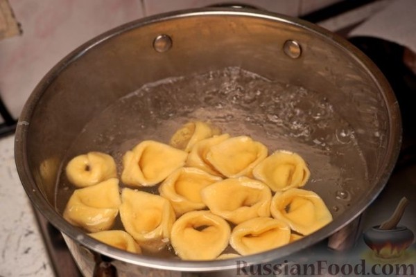 Хилопитес емистас с сыром, творогом и оливками (тортеллини по-гречески)