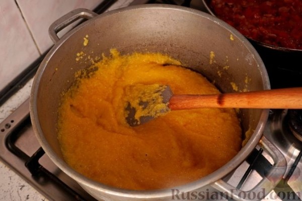 Запеканка из поленты с креветками и беконом