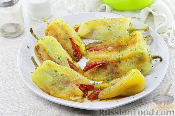 Жареный сладкий перец с помидорами и чесноком