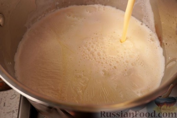 Бисквит с заварным кремом и малиной