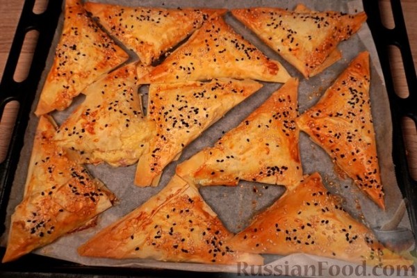 Тиропитакия (треугольнички из теста фило с сыром и беконом)
