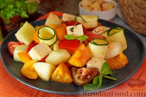 Салат из дыни, овощей и маринованной брынзы