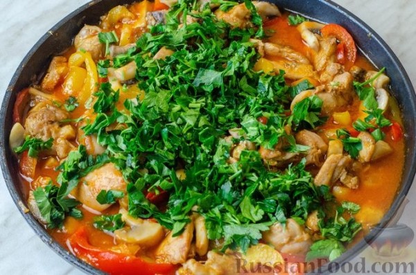 Курица, тушенная с грибами и сладким перцем в томатном соусе