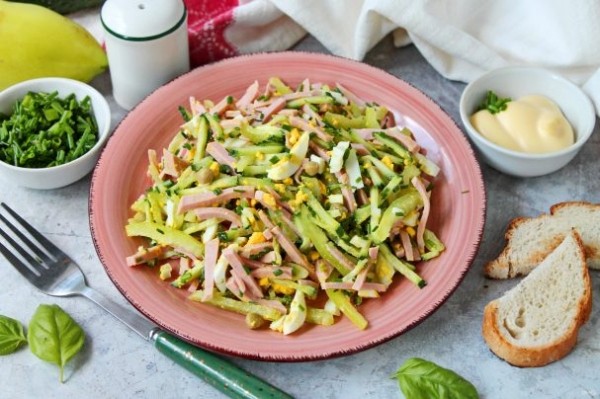 Салат с колбасой и яйцами
