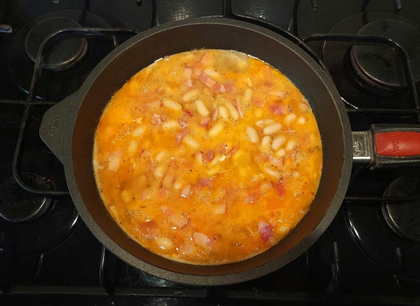 Яичница с беконом и фасолью Яичница с беконом и фасолью