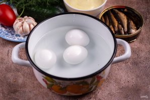 Бутерброды со шпротами и чесноком