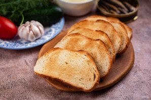 Бутерброды со шпротами и чесноком