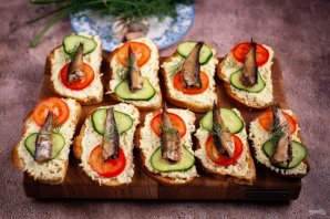 Бутерброды со шпротами и чесноком