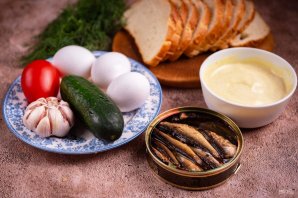 Бутерброды со шпротами и чесноком