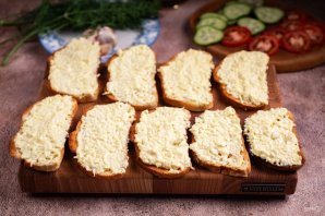 Бутерброды со шпротами и чесноком