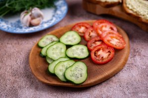 Бутерброды со шпротами и чесноком