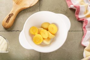 Яйца, фаршированные сыром и чесноком Яйца, фаршированные сыром и чесноком