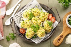 Яйца, фаршированные сыром и чесноком Яйца, фаршированные сыром и чесноком