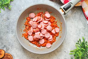 Капустная солянка с сосиской