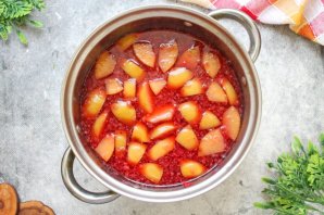 Компот из брусники и яблок