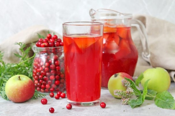 Компот из брусники и яблок