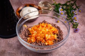 Печень с морковью и луком Печень с морковью и луком