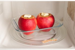 Печеные яблоки в микроволновке