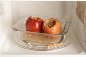 Печеные яблоки в микроволновке