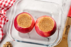 Печеные яблоки в микроволновке