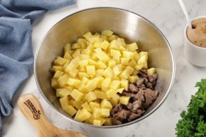 Простой мясной пирог с картошкой Простой мясной пирог с картошкой