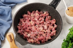 Простой мясной пирог с картошкой Простой мясной пирог с картошкой