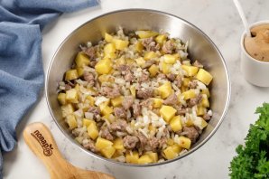 Простой мясной пирог с картошкой Простой мясной пирог с картошкой