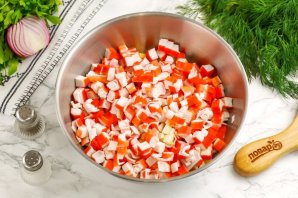 Салат из крабовых палочек и кукурузы Салат из крабовых палочек и кукурузы