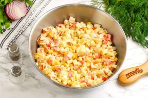 Салат из крабовых палочек и кукурузы Салат из крабовых палочек и кукурузы