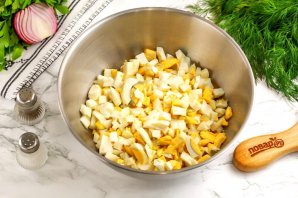 Салат из крабовых палочек и кукурузы Салат из крабовых палочек и кукурузы