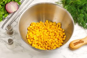 Салат из крабовых палочек и кукурузы Салат из крабовых палочек и кукурузы