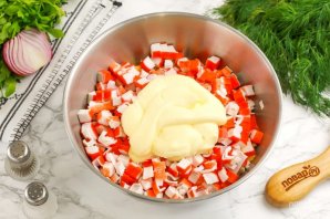 Салат из крабовых палочек и кукурузы Салат из крабовых палочек и кукурузы