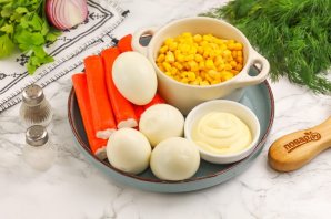 Салат из крабовых палочек и кукурузы Салат из крабовых палочек и кукурузы