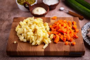 Салат "Оливье" с рыбой Салат "Оливье" с рыбой