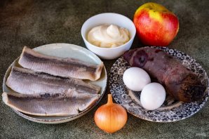 Селедка под шубой с яблоками