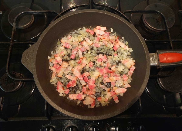 Яичница с беконом и фасолью Яичница с беконом и фасолью