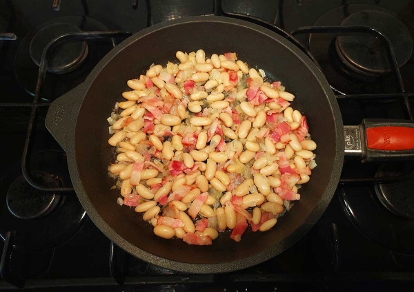 Яичница с беконом и фасолью Яичница с беконом и фасолью