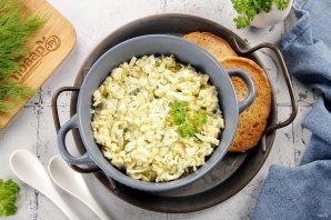 Салат из сыра с чесноком