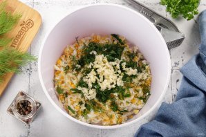 Салат из сыра с чесноком