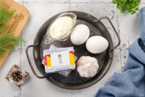 Салат из сыра с чесноком