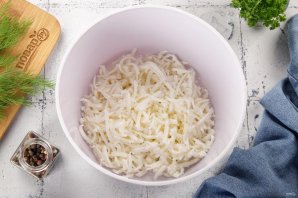 Салат из сыра с чесноком