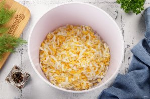 Салат из сыра с чесноком
