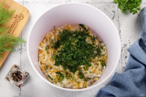 Салат из сыра с чесноком