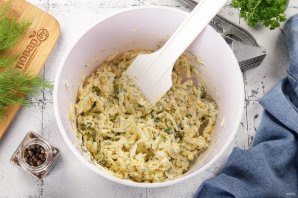 Салат из сыра с чесноком