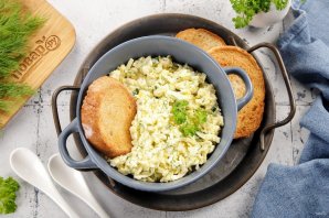 Салат из сыра с чесноком